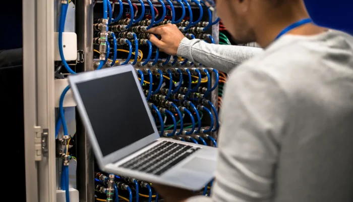 network-engineer-connecting-servers